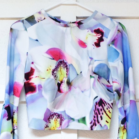 BEBE Radiant Orchid Floral Trumpet Bell Sleeve Crop Top Blouse | Size 2 - Picture 4 of 8